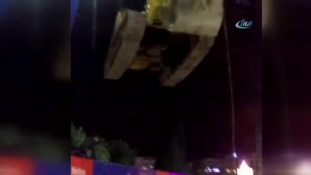 İş makinesini vinçle trafiğin üzerinden geçirdiler