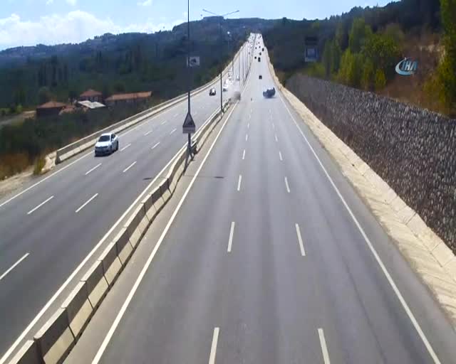 Bursa'da otoyol çarpışan otomobil pistine döndü!  - 2