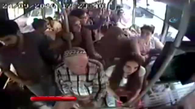 Halk otobüsünde bıçaklama kameralara yansıdı