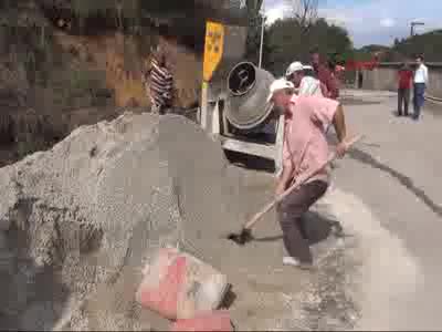 Belediye Başkanı, yol yapımında çalışıyor