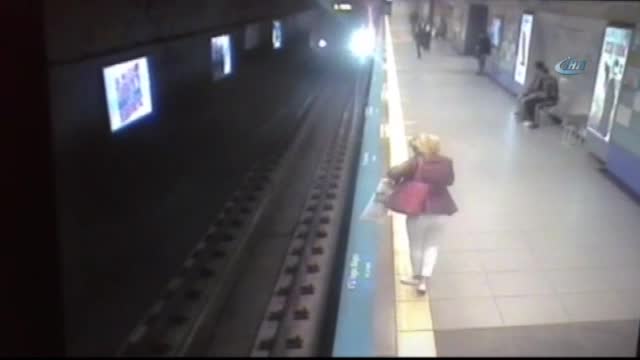 Metro istasyonundaki intihar saniye saniye kamerada