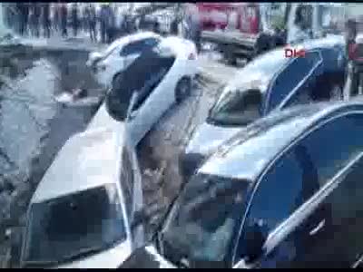 İstanbul Merter'de yol çöktü - 1