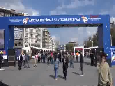 İstiklal Caddesi rengarenk klasik araçlarla doldu