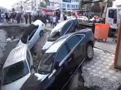 İstanbul Merter'de yol çöktü - 2