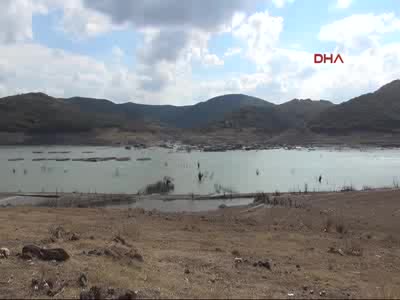 Kuraklık baraj altında kalan köyü ortaya çıkardı