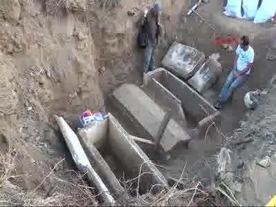 Su patlağının ortaya çıkardığı lahitten servet çıktı - 1