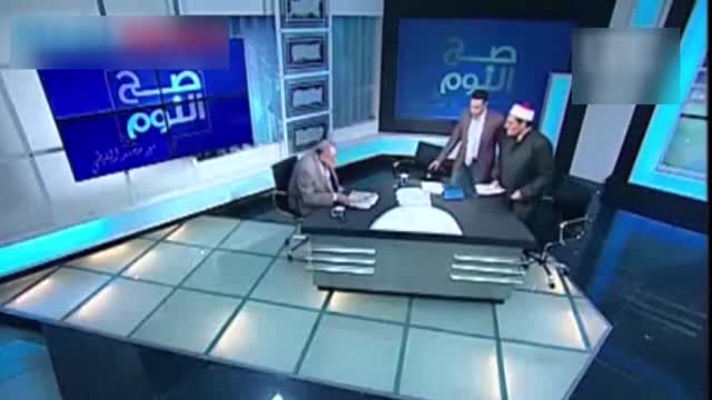 Avukat, imamı canlı yayında ayakkabıyla dövdü