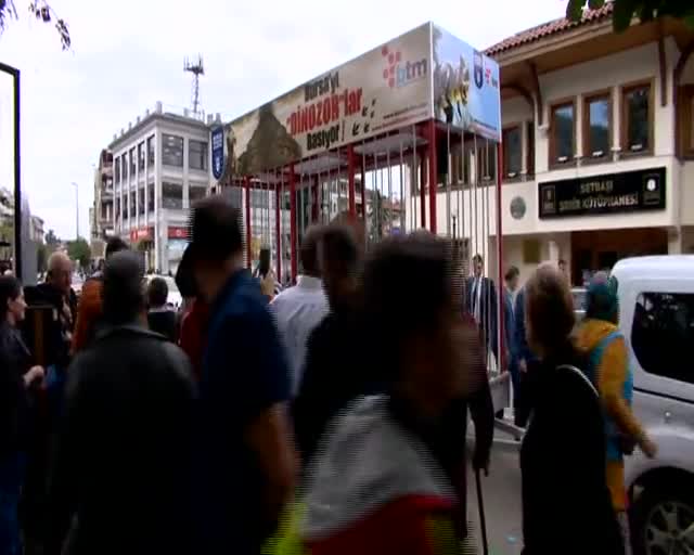 Dev dinozor Bursa caddelerinde