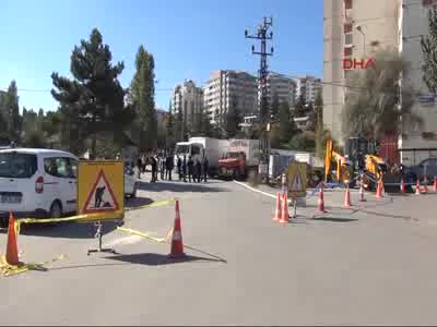 Ankara'da yol çöktü; 2 iş makinası sulara gömüldü