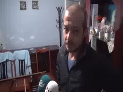 Elinde 2 bıçakla komşusunun evinin kapısını kırıp içeri girdi
