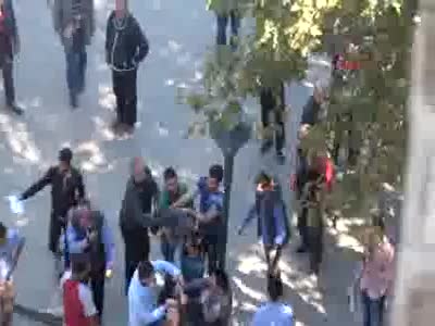 Taksici ile çarptığı yaya yol ortasında kavga etti