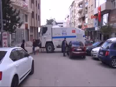 Caddeyi TOMA kesti, esnaf 'iflasın eşiğindeyiz' diyor