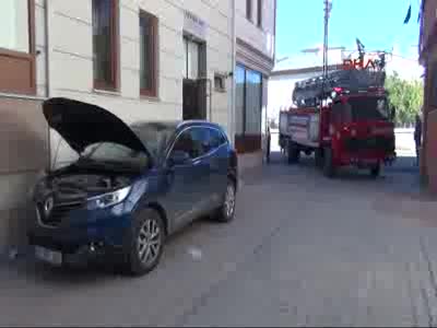 Otomobil motorlarına giren kedi yavrusu ekipleri bıktırdı