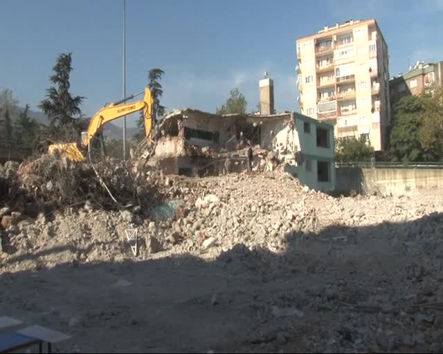 Bursa'da okulları yıkılan öğrenciler, servisleri de gelmeyince sokakta kaldı