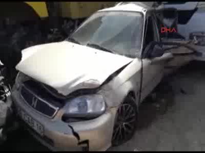 TIR otomobile çarptı: 3 ölü