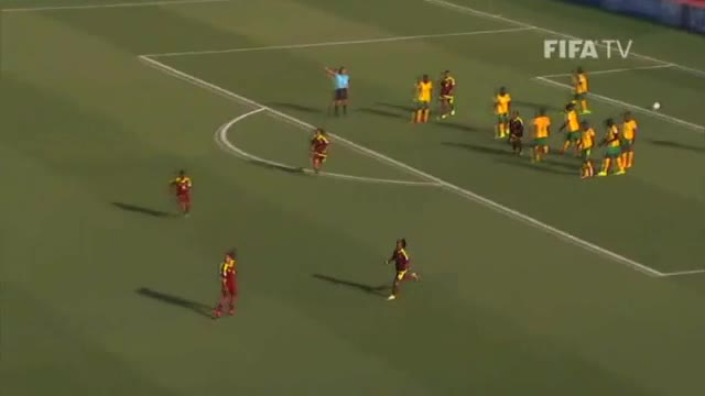 Kadın futbolcu santradan gol attı