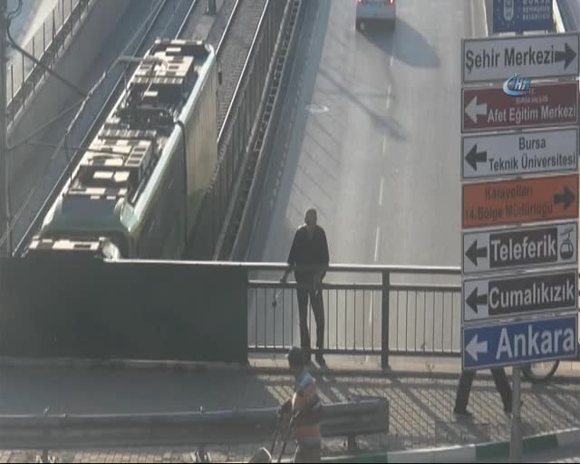 Bursa Valisi köprüden atlamak isteyen adamı kolundan yakaladı