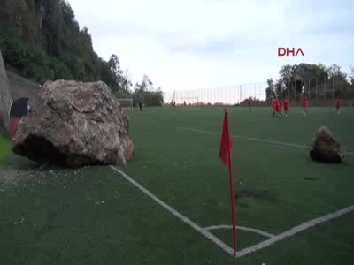 Trabzon'da amatör maç öncesi sahaya kaya düştü