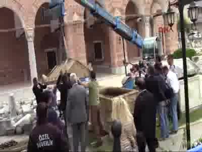 Bursa'daki zeytinlikte bulunan lahdin bir tonluk kapağı vinçle açıldı