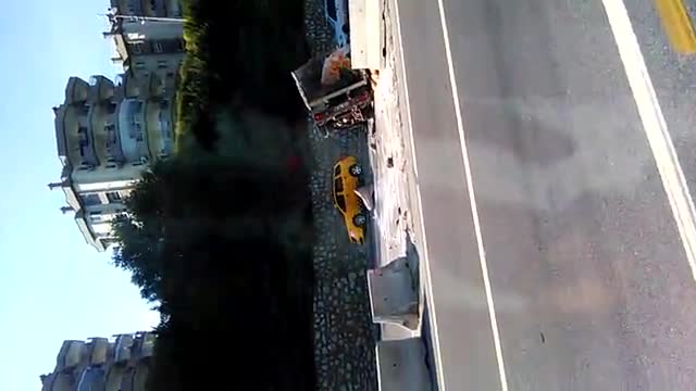 Bursa'da freni tutmayan kamyon yan yattı!