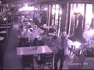 Bursa'da kafeteryada cüzdan çalan 'dudak tikli' hırsız tutuklandı