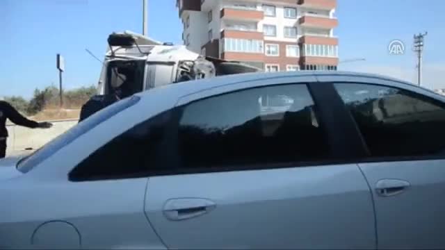 Bursa'da freni tutmayan kamyon sürücüsü dehşeti yaşadı