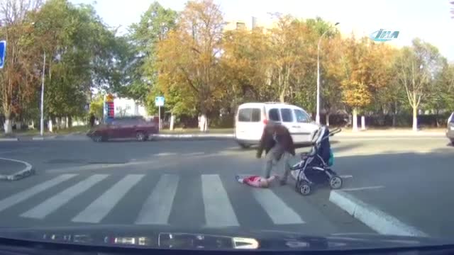 Minik çocuğu bebek arabasından böyle düşürdü!