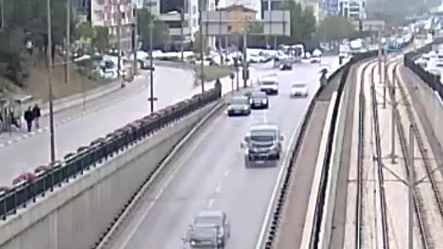 Bursa'da 9 aracın birbirine girdiği kaza kameraya böyle yansıdı