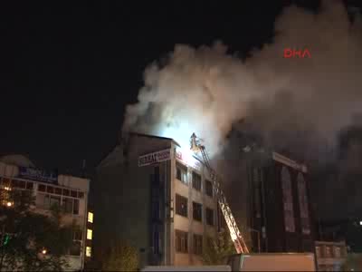 Şişli'de yangına müdahale eden itfaiye erine elektrik çarptı