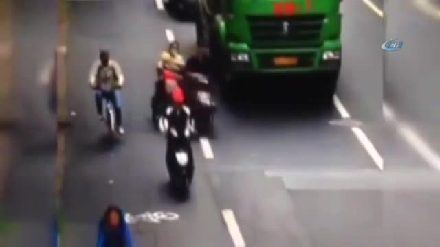 Motosikletten düşen kadın kamyonun altında kaldı