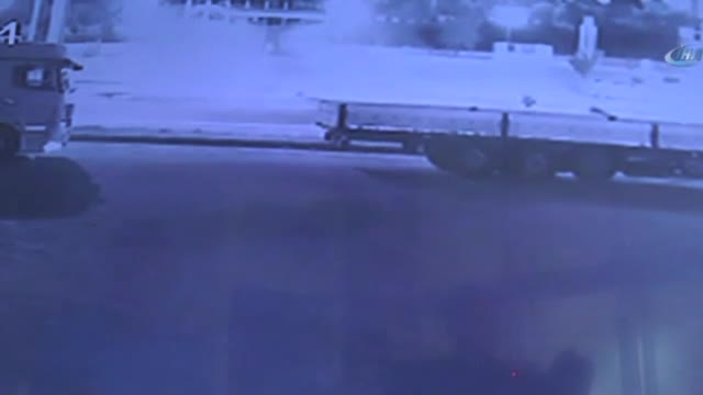 Uygulama yapan polise otomobil çarptı