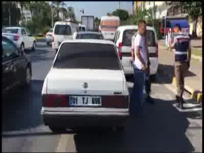 Turistin kredi kartını çalan şüpheli para çekmeye çalışırken yakalandı