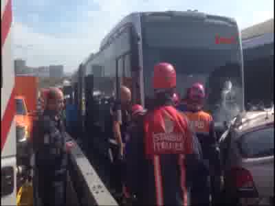 İstanbul'da bir araç metrobüsle çarpıştı - 2