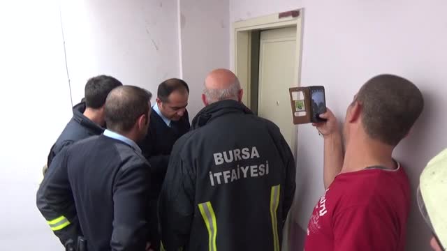 Bursa'da yangın ihbarına eve gelen polise oklavayla müdahale