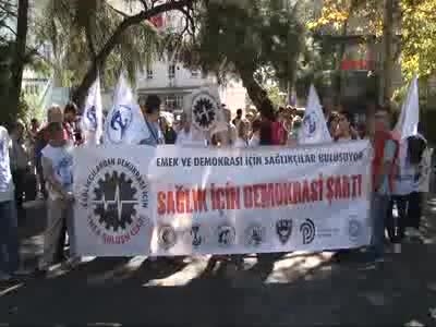 Sağlık çalışanlarından OHAL ve KHK protestosu