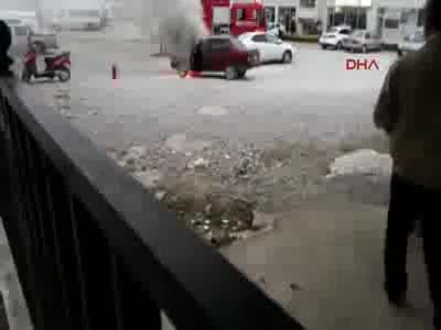 Yanan otomobiline tekme attı