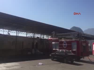 Kemer Karayolu üzerindeki balıkçı barınağı girişinde patlama meydana geldi