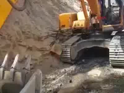 Askeri üssün yol yapımında çalışan araç, PKK'lılar tarafından ateşe verildi