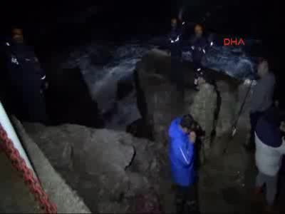 Kayalıklardan balık tutarken denize düşen kişi kayboldu