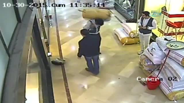 Pişkin hırsız esnaftan yardım istedi