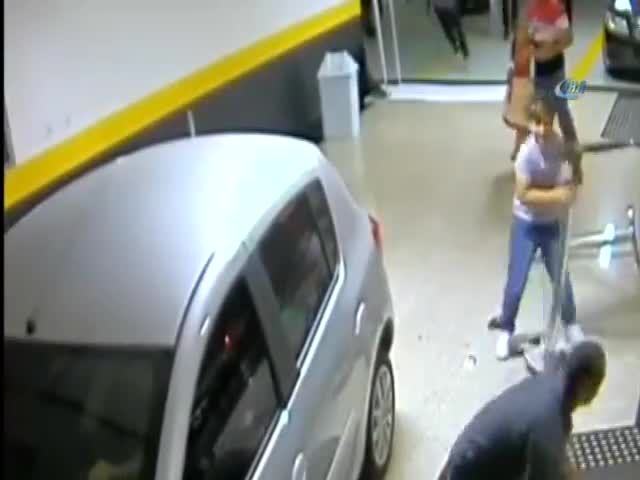 Otomobil yayaların arasına daldı: 2 ölü, 4 yaralı