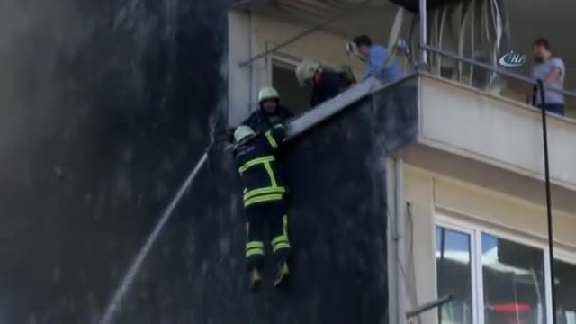 Bursa'da itfaiye eri çatıdan alevlerin içine düştü
