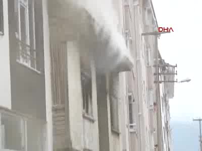 Evde çıkan yangında anne ve kızı dumandan etkilendi