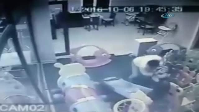 Vahşet dakikalarca sürdü! 2,5 yaşındaki çocuğu oyun alanına götürüp...