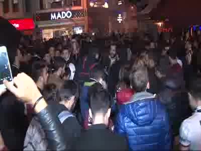 Beşiktaş taraftarı galibiyeti kutladı