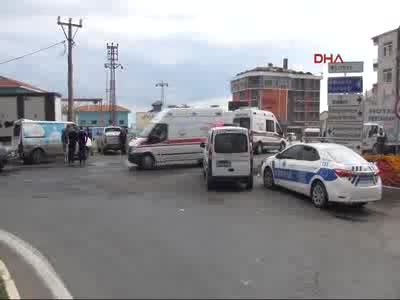 Freni boşalan kamyon eve daldı