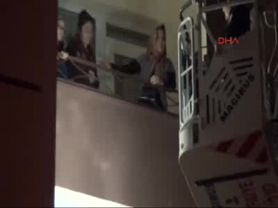 Yangında mahsur kalanları itfaiye ekipleri kurtardı