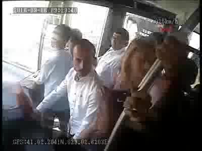 Metrobüste dehşet güvenlik kamerasında