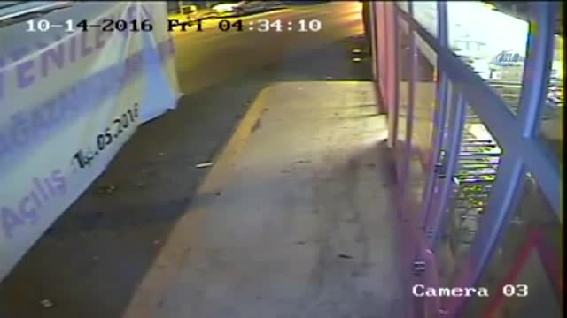 İstanbul'da kar maskeli hırsızlar kamerada