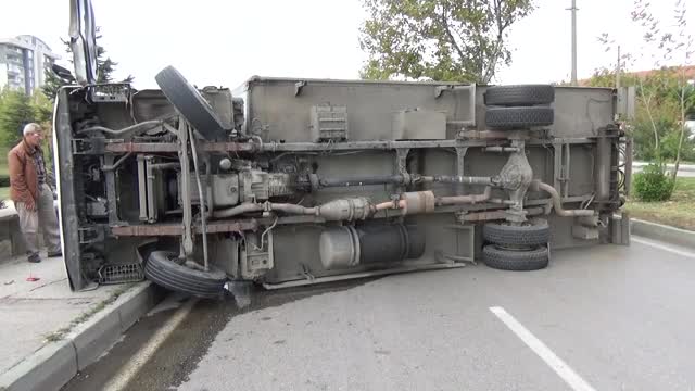 Bursa'da meyve yüklü kamyon devrildi, cadde trafiğe kapandı
